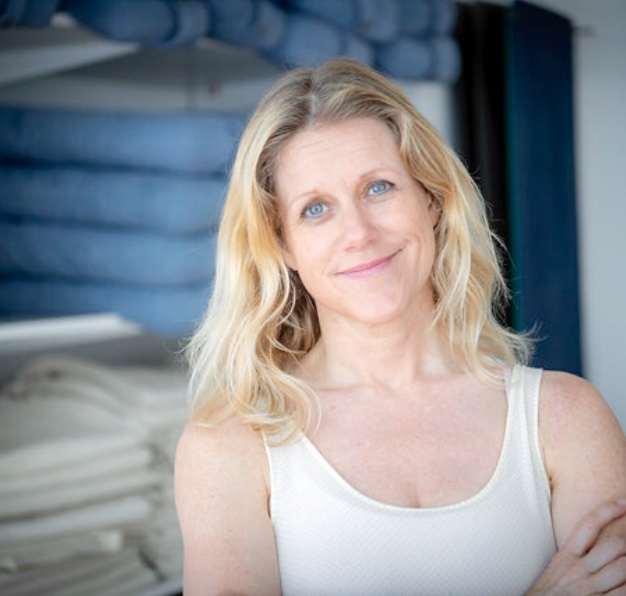 Sarah Jonsson yogalärare på YogaMana Östermalm i Stockholm